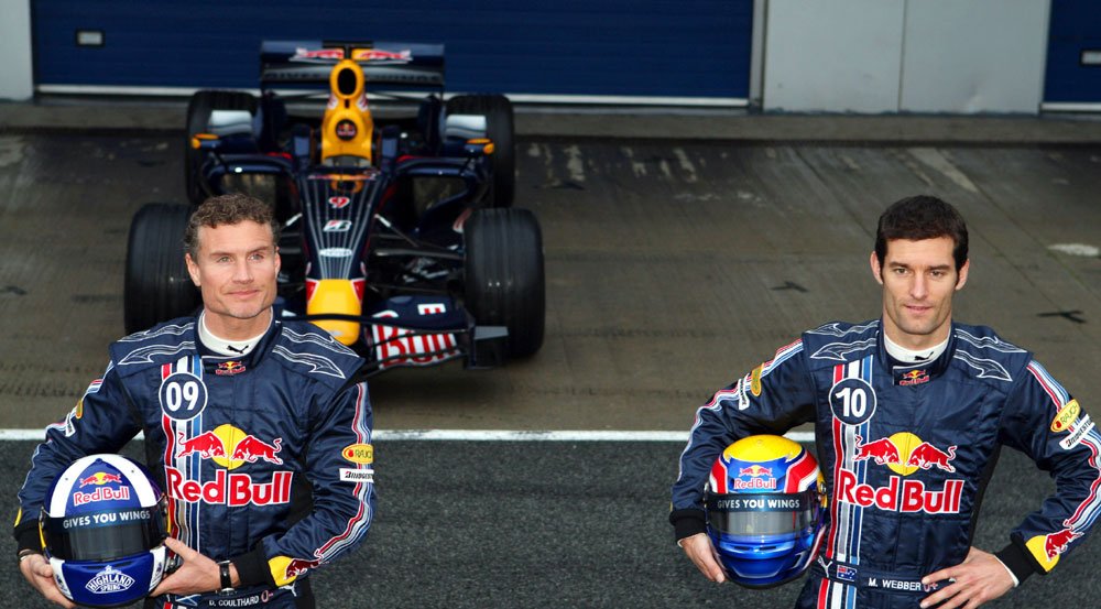 Új, retrós overall Coulthardnak és Webbernek