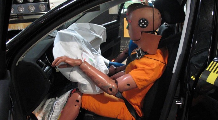 A térdlégzsák jól szerepelt