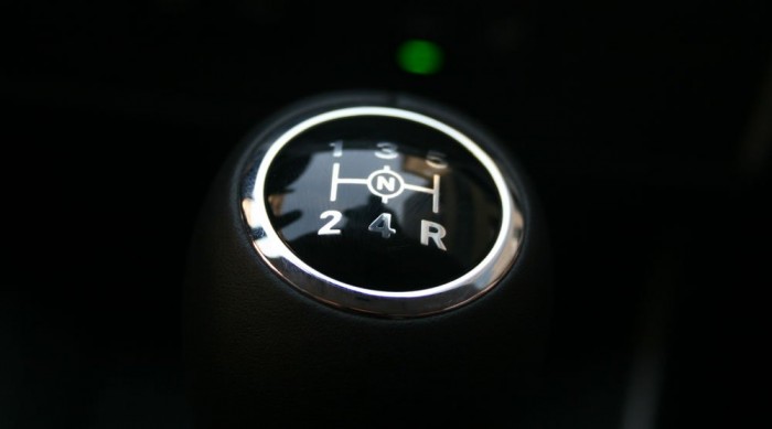 Leáll a lámpánál, ha ott az N betű