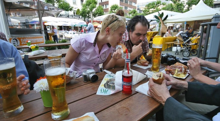 Ez saját kép. Sör, kolbász és sült tetemek