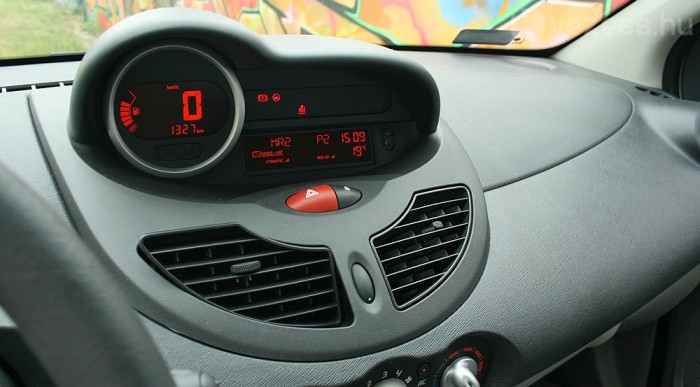 Középre száműzték