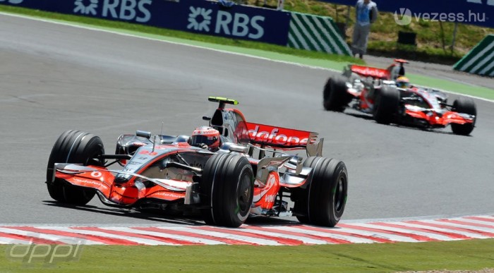 Mindkét McLaren hátulról rajtol