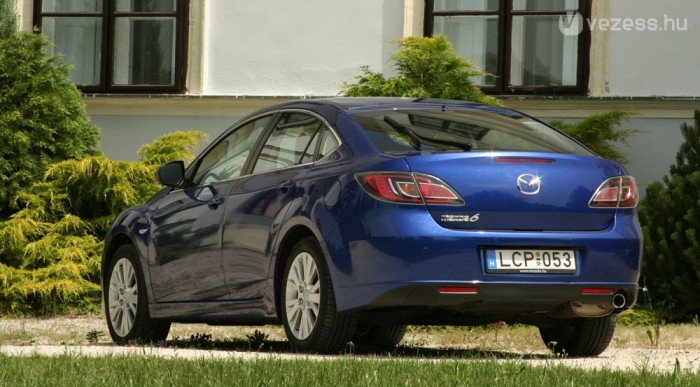 Kanyarban gyors és élvezetes autó