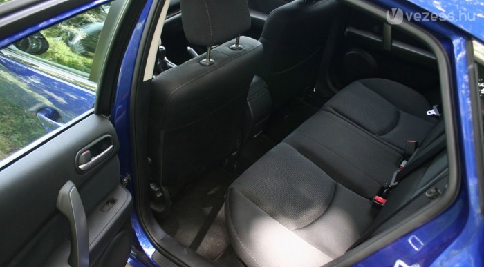 Hátul is tágas a kecses kasztni