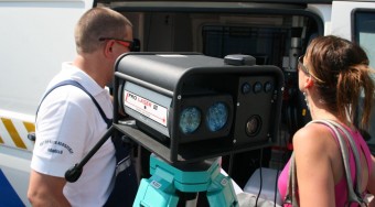 Civil autókkal támadnak a rendőrök