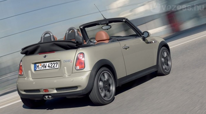 A MINI négyüléses, de kinn van a tető