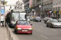 Retteghetnek a buszsávba keveredők