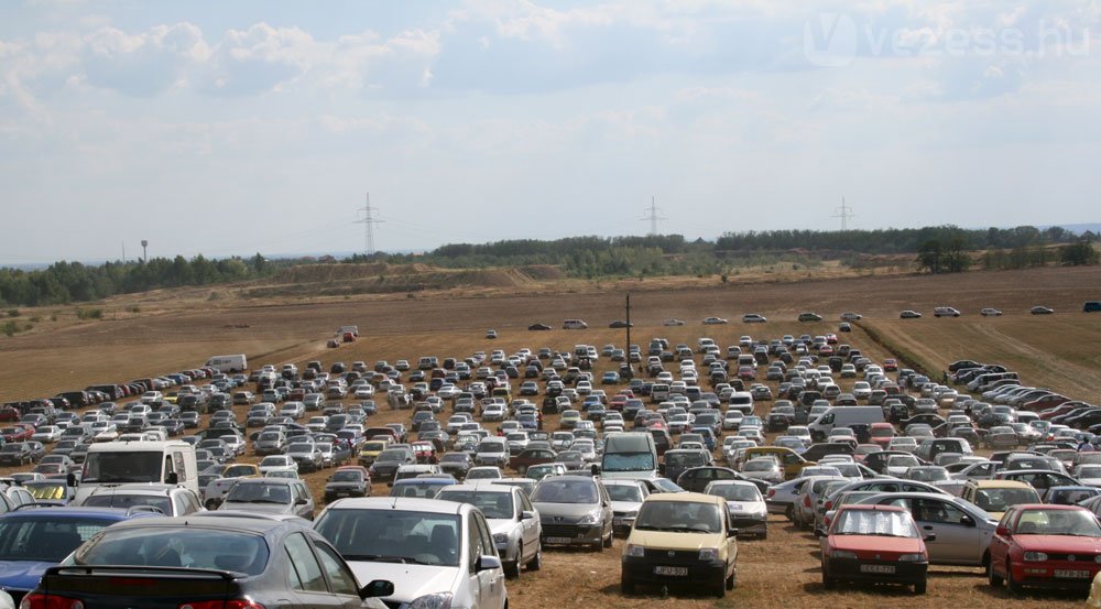 13016_106585_1000x700.jpg | Vezess | Vezess Parkolás a mezőn