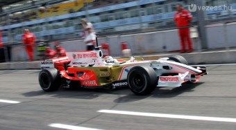 Leáll a fejlesztéssel a kiscsapat