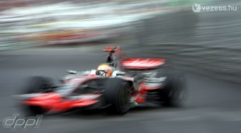 Hamilton gyorsabb a repülőnél