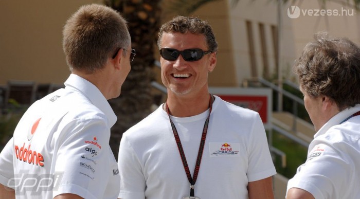 Whitmarsh (háttal) vezeti majd körbe