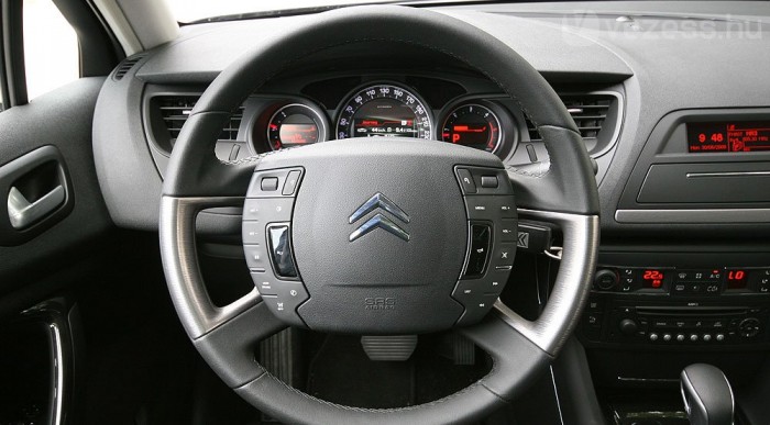 Van, akinek nem jön be a kormány