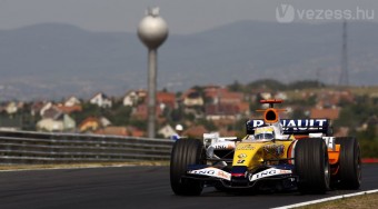 Palik F1-essel száguld a Hungaroringen