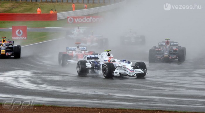 A Ferrari bénázott, Hamilton oktatott 8
