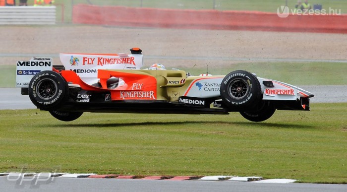 A Ferrari bénázott, Hamilton oktatott 7