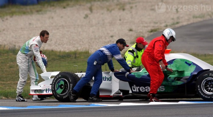 Hamilton megint lenyomta Räikkönent 6