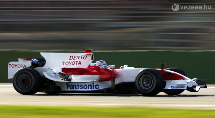 Egyelőre talonban marad az uszony