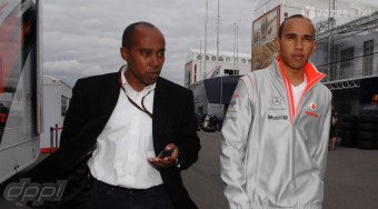 Hamilton kirúgja az apját