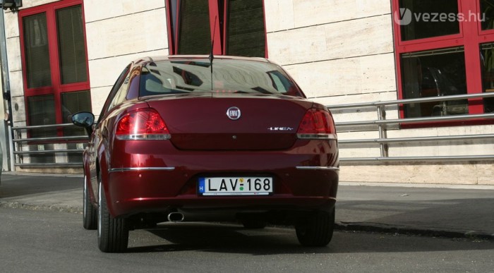 Butaság: csak kulccsal vagy a műszerfalról nyílik a csomagtartó