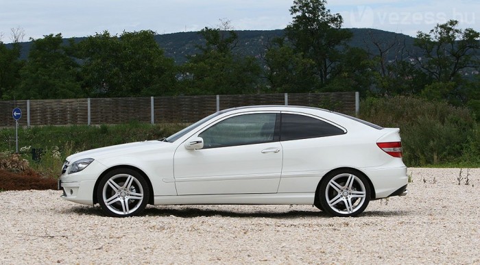 Hátul besötétítették