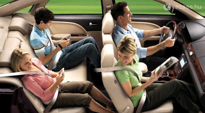 Ne rakja fel az utas a lábát a műszerfalra, mert veszélyes