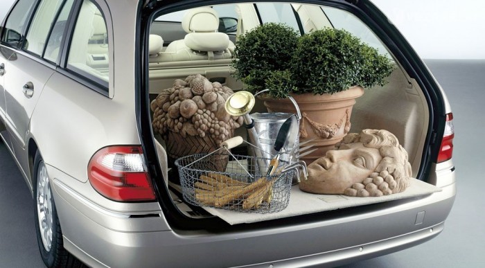 A nehéz tárgyakat a támla mögé