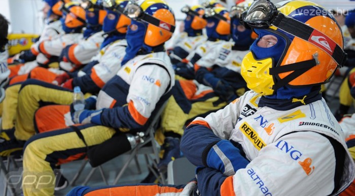 Tartalék embereket az F1-be 3