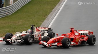 Schumacher ellen készül Button