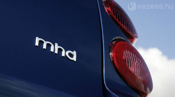 A munkát egy egy szíjhajtású indító generátor végzi