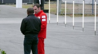 Hamilton a Ferrarival tárgyal?