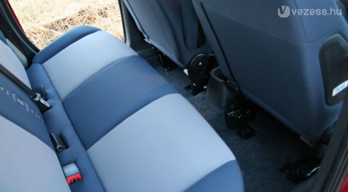 Van benne hely bőven. A hátsó ülés nem állítható