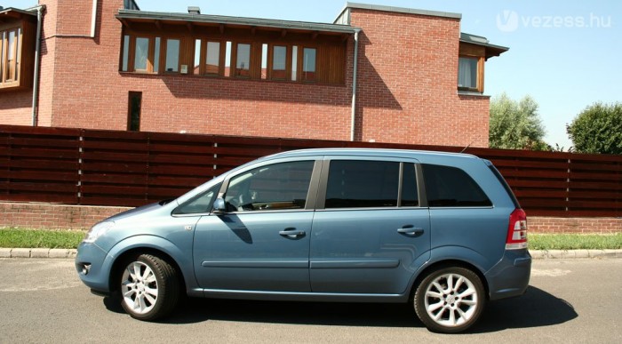 A fel-alá rohangászó gyerekeket képzeljük oda