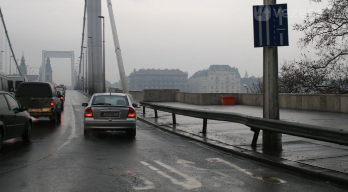 Az autót használjuk esernyőnek 9 | Vezess Csak a buszsáv üres