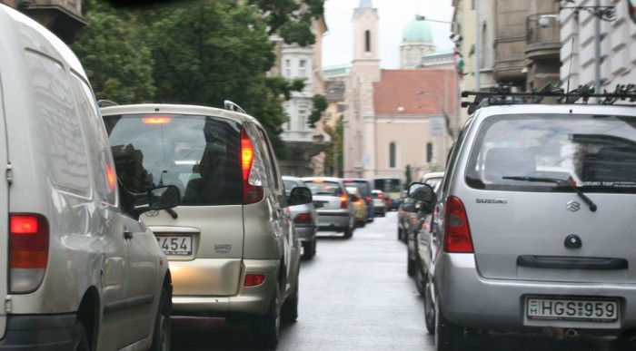 Az autót használjuk esernyőnek 6 | Vezess Ha elkezd esni, akkor a legcsúszósabb