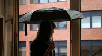 Az autót használjuk esernyőnek