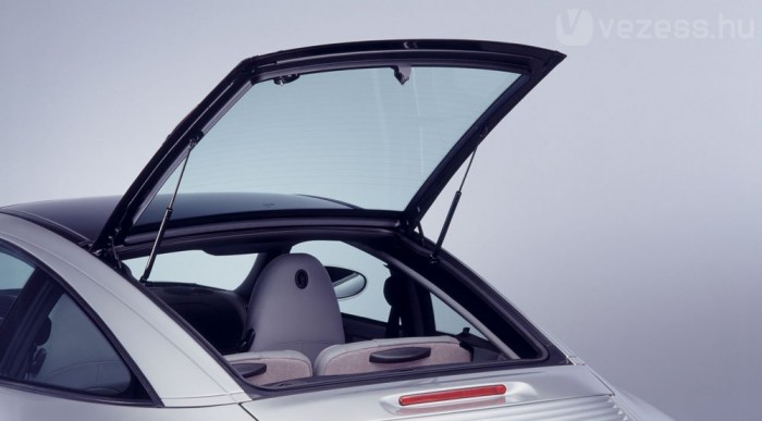Marad a hátsó csomagtérajtó is