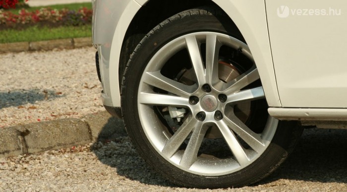 Feláras a 17-es felni, alapáron 16 collos jár