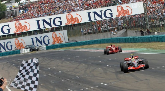 2007: Hamilton Räikkönen elött a célban 