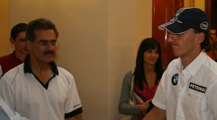 Janina a háttérben maradt