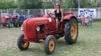 Menyecskék, sörhasak, traktorok