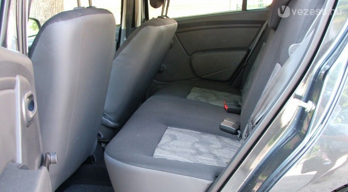 Nagy a lábhely, csak a jó hosszú ülőlaptól nem látszik. A fejtér nagyszerű