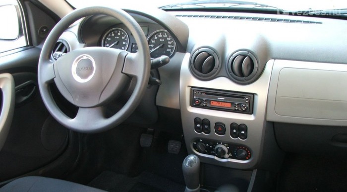 Ránézésre szépült a műszerfal, de anyagában a Logané