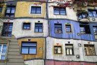 A Hundertwasser-ház. A turisták a lakók agyára mennek, de ez van