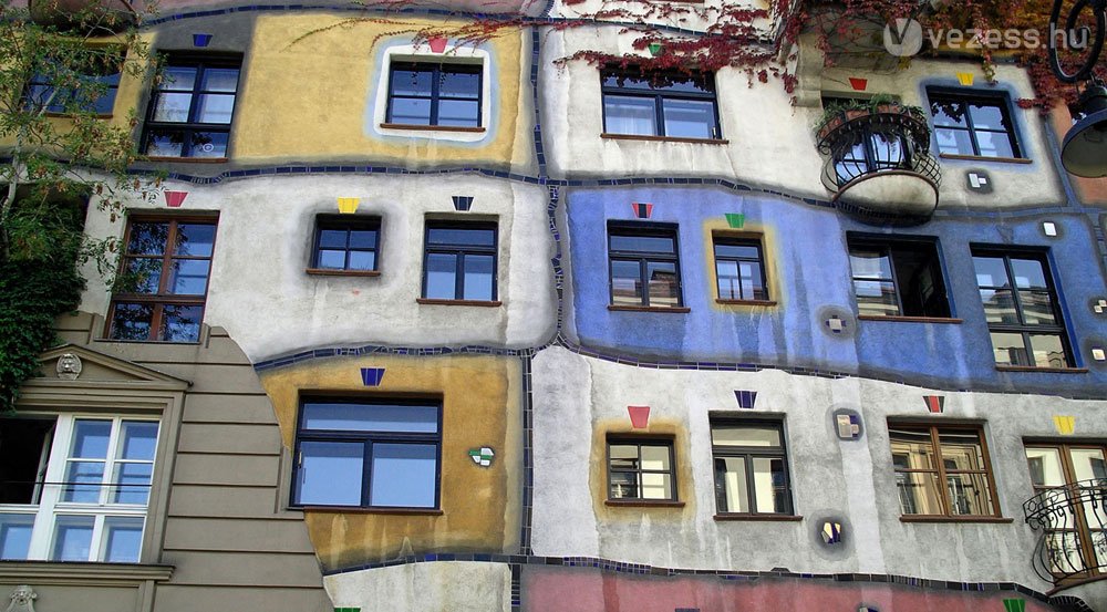 A Hundertwasser-ház. A turisták a lakók agyára mennek, de ez van