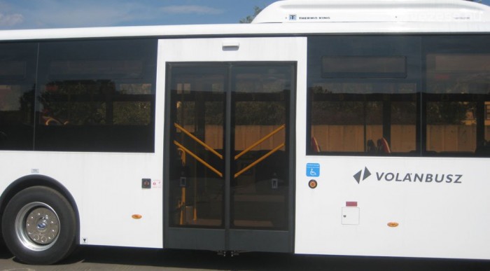 A jármű lesüllyed a járdaszintig