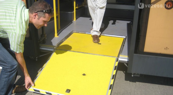 Rámpán lehet begurulni a tolókocsival