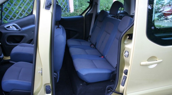 Nagy a lábtér és elég kényelmes a pad is. A Berlingo létezik 3 külön üléssel