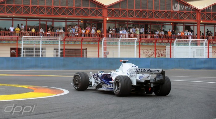 Heidfeldet megint feltartották