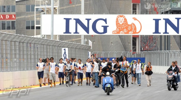 Megállítják Kimiék a McLarent? 6 | Vezess Alaposan körbeszaglászták a pályát