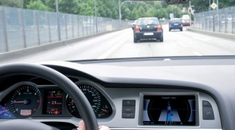 Audival nem kell pirosnál állni